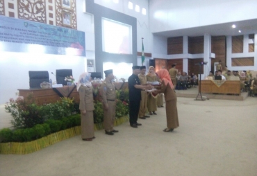 Penyerahan SK oleh Plt Gubernur Bengkulu Rohidin Mersyah