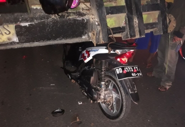 Terlihat kendaraan yang di naiki siswi SMK masuk dalam bawah Tronton