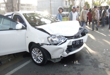 Tampak salah satu mobil yang mengalami kecelakaan 