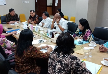 Bupati Karo Saat Diskusi dengan kepala pusat pendidikan SDM Kesehatan