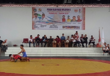 Tampak peserta Gulat yang sedang bertanding 