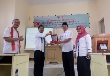 Tampak Kedinprov menyerahkan Cinderamata 