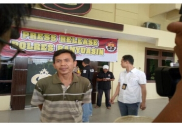 Tampak satuan Polisi mengelar Press Release
