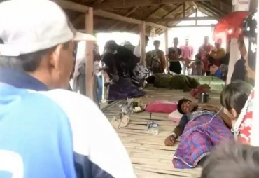 Tampak salah satu Rohingya dalam keadaan sakit