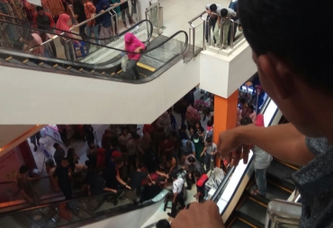 Tampak Balita yang terjepit di salah satu eskalator Mega mall