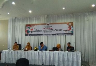 Tampak ketua KPU Kota Bengkulu Darlinsyah memimpin Rakor