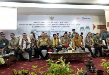 Tampak  hadir Mentri Sosial serta Plt Gubernur Bengkulu,Kapolda 