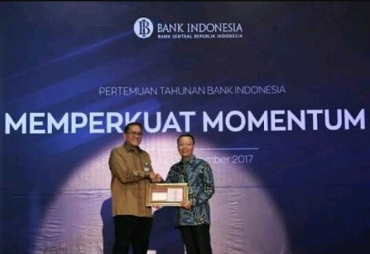 Plt Gubernur Bengkulu Rohidin Mersyah menerima penghargaan