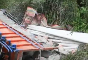 Tampak Mobil Truk yang mengalami kecelakaan terperosok kesungai 