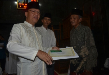 Tampak Plt Gubernur memberikan Bantuan