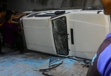 Tampak mobil katana terbalik