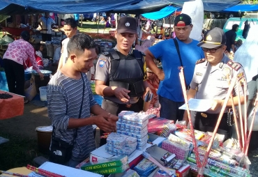 Tampak satuan Polsek Tanjung kemuning merazia Petasan 