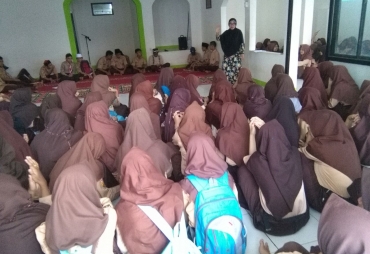 Para Siswi SMPN 1 Pedes Karawang ikuti pesantren Kilat