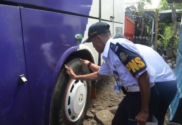 Tampak Pihak Dishub Melakukan Pengecekan