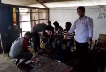 Pelaku perjudian saat ditangkap oleh aparat