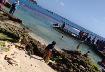 Tampak Masyarakat atau wisatawan Mengunjungi Pantai Linau