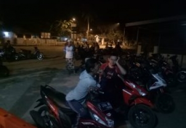 Tampak Orang Tua siswa Saat mendatangi Polsek