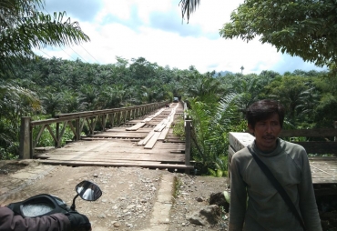 Tampak Jembatan Direnovasi oleh masyarakat