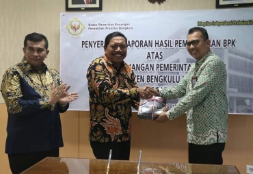 Tampak Bupati BU Ir.Mian Menerima Penghargaan WTP dari BPK RI Perwakilan Bengkulu
