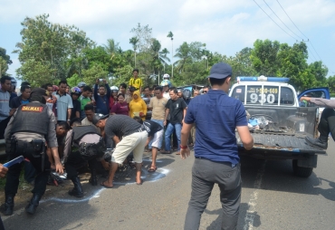 Tampak satuan Polisi sedang lakukan olah TKP