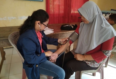 Tampak Mahasiswi KKN Unib sedang Melakukan Sosialiasi Program KB