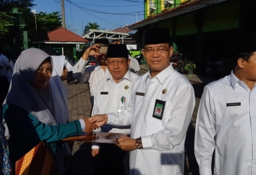 Kepala Kemenag Provinsi Bengkulu H.Bustasar menyerahkan penghargaan