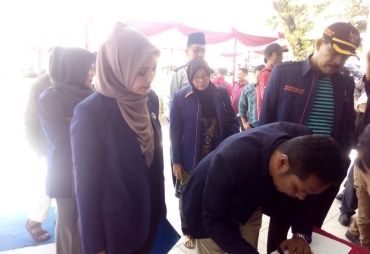 Tampak ketua DPW NasDem didampingi Sekretaris  mendaftarkan ke KPU
