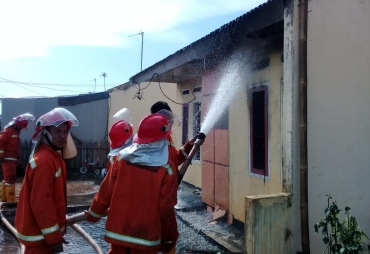 Pemadam Kebakaran Memadamkan Api