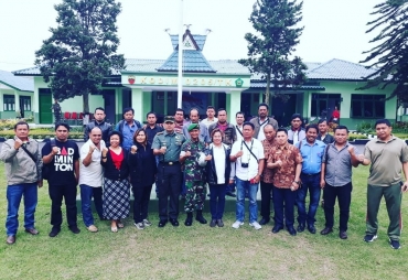 Foto Bersama Dandim 0205 Karo Bersama Hadirin Coffee Morning