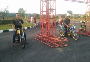 Peserta Drag Bike Uji Coba Lintasan