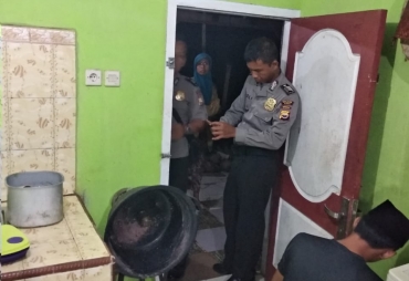 Pihak Kepolisian Melakukan Olah TKP