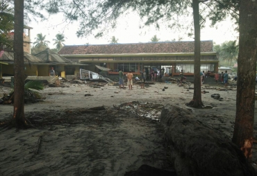 Keadaan Rumah Makan Setelah Diterjang Gelombang