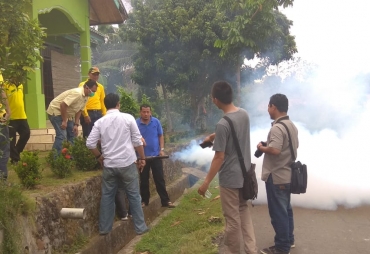 Kader Golkar Ikut Turun Memantau Fogging