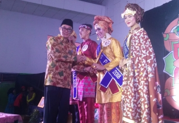 Tampak Bupati Pali Menyerahkan Hadiah Kepemenang Bujang Gadis Pali