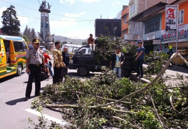 Polsek Serta Warga Brastagi Lakukan Gotong Royong