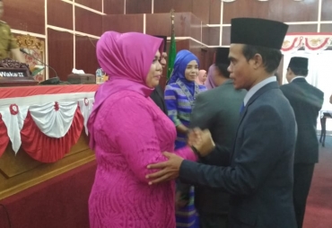 Baidari Bersalaman Dengan Teuku Zulkarnain