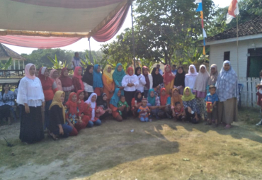 Foto Bersama Warga Bakung Ilir Usai Upacara