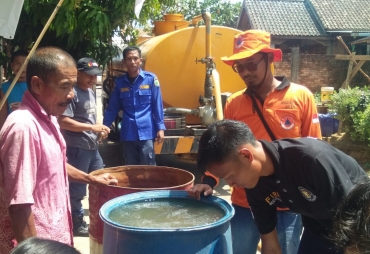 Tampak Antrian Warga Menunggu Air Bersih