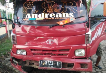 Tampak Truk Ringsek di Bagian Depan