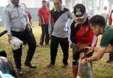 Tampak Bupati Turun Langsung dalam Gotong-royong