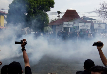 Tampak Aksi Demo mengalami Kericuhan hingga Tembakan Gas Air Mata 