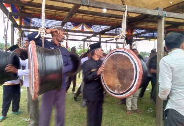 Tampak Bupati Aceh Menabuh Rapa'i Pasee