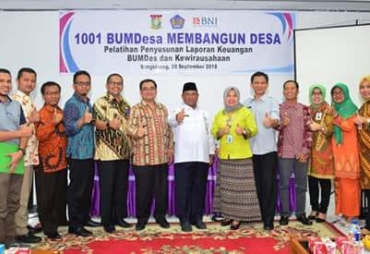 Sekda Berfoto Bersama Tamu yang Hadir
