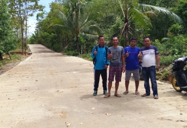Tampak Kades, Kadus dan Warga Berfoto Bersama