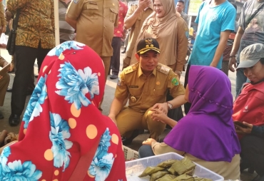 Wakil Walikota Berbincang Dengan Pedagang