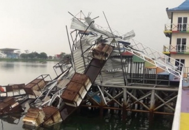 Tampak Bangunan yang hancur diterjang Badai