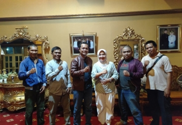 Pengurus AMBO foto bersama dengan Patriana Sosialinda