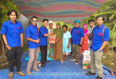 Tampak Dewan pembina AMBO serta Penggurus memberikan Bantuan Sembako