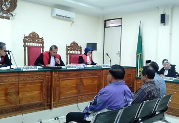 Mantan Bupati Kepahiang dalam menjalani persidangan