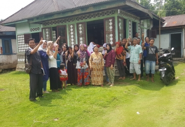 Restuty Aprillia Bersama Warga Desa Lubuk Durian